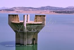 Image du Maroc Professionnelle de  Le barrage Oued El Makhazine, conçu pour le développement et  l'irrigation du périmètre du Loukkos. Ainsi les champs situés dans le triangle Ksar El Kébir, Larache, Moulay Bouselham profitent de cette infrastructure. Cette importante réalisation située sur El Oued Loukkos sert à la régularisation inter annuelle des débits tout en formant une protection contre les crues, au Jeudi 1er Septembre 2005 à cette datte le barrage dispose 309 Million de M3. (Photo / Abdeljalil Bounhar) 